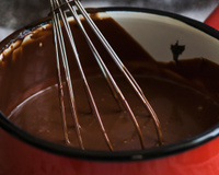 10 receitas com ganache: tortas, bolos e mais delícias