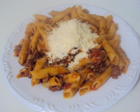 Penne ao molho salsaretti com carne moída