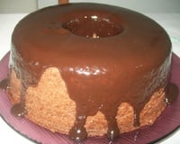 Bolo de chocolate de microondas com calda de falso brigadeiro