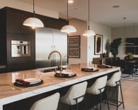 A era da ilha central na cozinha acabou: agora os designers estão apostando nesse layout mais funcional e prático