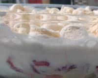 Merengue de morango com suspiro