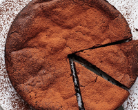 Bolo feito com 3 ingredientes e nenhum deles é leite, ovo, farinha ou açúcar!