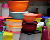 Os antigos recipientes Tupperware na gaveta tornaram-se itens de colecionador muito procurados: agora há quem pague por cores específicas