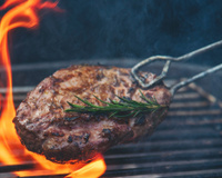 Nem cerveja, nem leite: o suco dessa fruta deixa a carne macia e suculenta como a de um churrasco profissional