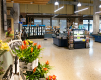 Nem acaso, nem coincidência: por que os supermercados têm flores expostas na entrada