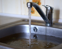 Os canos estavam entupidos há anos, então eles os limparam todos de uma vez. Sem vinagre ou bicarbonato de sódio, é muito mais fácil