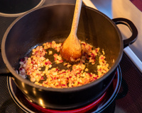 O truque dos chefs para refogar a cebola e transformar o sabor das receitas: você só precisa de dois ingredientes que já tem em casa