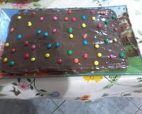 Bolo com cobertura de chocolate e M&M's