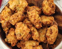 Bolinho de arroz igual tempurá, a receita perfeita para aproveitar as sobras do ingrediente que estão na geladeira!