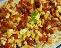 Macarronada ao molho de tomate, bacon e manjericão