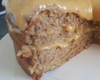 Bolo de canela com recheio e cobertura de doce de leite