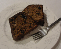 Bolo de banana com castanha-do-pará e passas