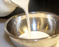 Prepara em poucos minutos e com apenas 2 ingredientes: creme de leite fresco caseiro perfeito