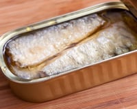Esse peixe enlatado com espinha tem duas vezes mais cálcio que o leite, e é por isso que nutricionistas recomendam