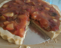 Torta de maçã e uva com suco de laranja