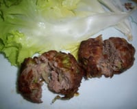 Bolinho de carne moída e escarola