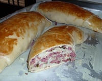 Pizza enrolada com recheio misto