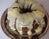 Bolo de chocolate com ameixas