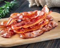 Você foi enganado a vida toda: o melhor jeito de fazer bacon crocante é na água e aqui está o motivo!