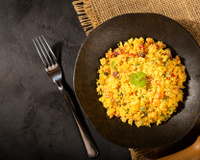 Cuscuz de milho com bacon é fácil de fazer e fica pronto em 15 minutos