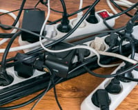 Especialistas alertam erro de quem conecta muitos aparelhos na mesma tomada usando extensão ou adaptador