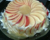 Bolo com maçã e calda de laranja