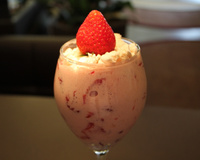 Merengue de morango com suspiros