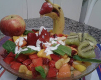 Salada de frutas refrescante com iogurte