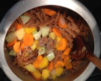 Sopa de macarrão com carne moída