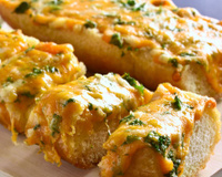 Receita de pão de alho com salsa e queijo amarelo: fofinho e aromático, é o complemento perfeito para qualquer refeição