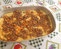 Polenta cremosa com molho de carne moída