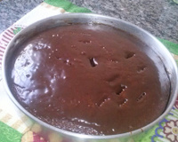 Bolo de chocolate e calda de chocolate