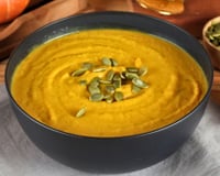 Sopa creme de abóbora cabotiá com carne, cebola e temperos