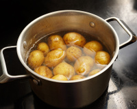 Batata frita melhor que de lanchonete: desvendamos o segredo dessa delícia crocante e sequinha