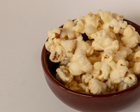 Essa é a melhor pipoca com leite em pó para adoçar o seu final de semana