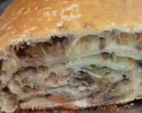 Rocambole de carne moída com massa de pão caseiro