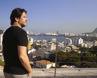Aos 55 anos, Murilo Benício tem casa com vista privilegiada para o Cristo Redentor, planejada para integrar natureza e conforto, mas que também surpreende com piscina na sala, pista de skate no subsolo e contêiner habitável