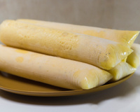 Porções de geladinho de milho verde em saquinhos plásticos