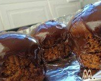 Muffins recheados e com cobertura de chocolate