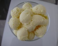 Bolas de sorvete de milho verde natural em pote de vidro