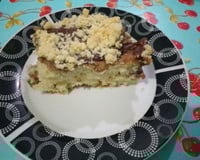 Cuca rápida com cobertura de chocolate e farofa