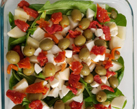 Salada de rúcula com palmito e azeitonas