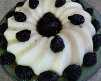 Manjar branco com calda de ameixas