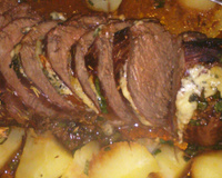 Filé mignon ao molho gorgonzola e tomates recheados