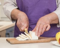 Demência: o possível papel do queijo em um dos maiores desafios de saúde global, segundo nova análise científica