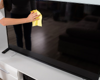 Pare de arranhar a tela da TV limpando errado, eu vou te ensinar o jeito certo de fazer sem danificar!