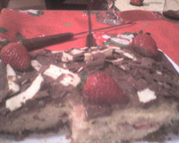 Bolo de baunilha com cobertura de chocolate e morango