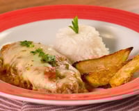 Bife à parmegiana no prato completo com batata e arroz
