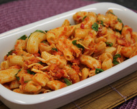 Macarrão com tomate seco e rúcula