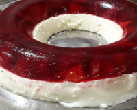 Sobremesa de morango com gelatina e pudim